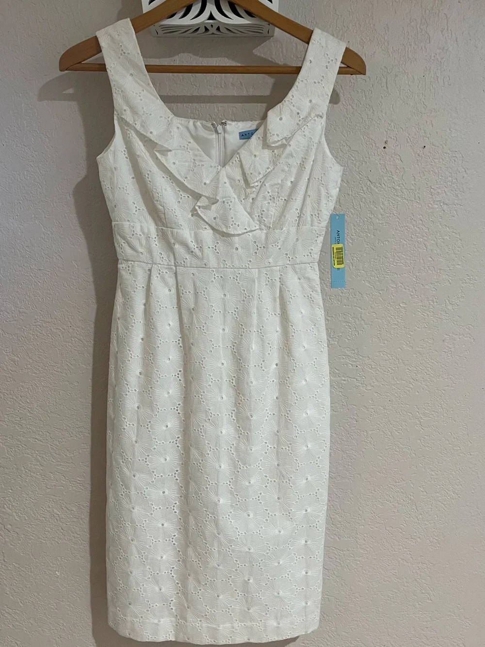 ANTONIO MELANI White Floral Eyelet Sheath dress, size 0 - Picture 1 of 5